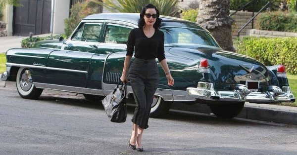 Наричана "най-известната стриптийзьорка в света" Дита фон Тийз държи на ретрото и това се вижда както от дома й, който е застинал във времето, така и от нейния гараж. Той е пълен именно с автомобили от една друга епоха, които рядко се виждат в наши дни.

В момента любимата кола на Дита е Cadillac Fleetwood от 1953 година, който след възстановяването е боядисан във впечатляващо изумрудено зелено. Фон Тийз притежава още Packard от 1939 година в оригиналния си син цвят, както и кабриолет Ford Super Deluxe от 1946 година в бордо.
