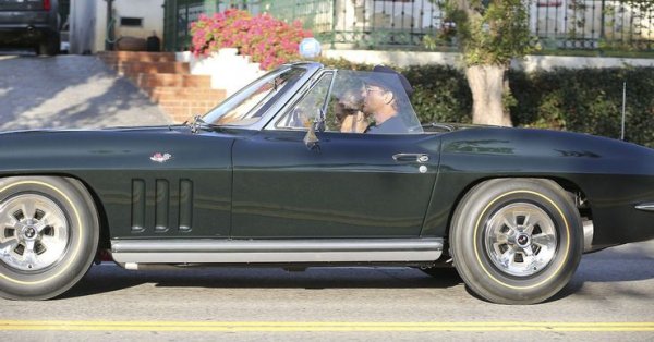 Актьорът, изгирал Тони Старк и Шерлок Холмс, определено има страхотен вкус за автомобили, като сред тях има и няколко класическо модела. Сред любимите машина на холивудската знаменитост е този Corvette от 1965 година в цвят Glen Green, качен на гуми Goldline с джанти OE (точно както е оригиналът).

Това е C2 Stingray, който изглежда доста заплашително на пътя, но това сящкаш още повече покачва адреналина на Дауни, когато е зад волана.
