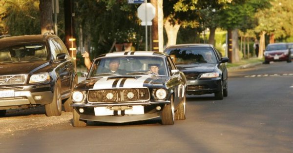 Това не е нова кола за 28-годишния Ник, който за пръв път беше забелязан да пътува в нея още по времето, когато нямаше шофьорска книжка. Класическите muscla car са голяма страст за един от братята Джонас и той остава верен на нея от много години.

Специално този модел се счита за една от най-добрите коли в класа си и Ник го оценява. Той разполага и с още по-впечатляваща машина - Ford GT от 1965 година, която също е в перфектно състояние и се кара редовно от певеца.
