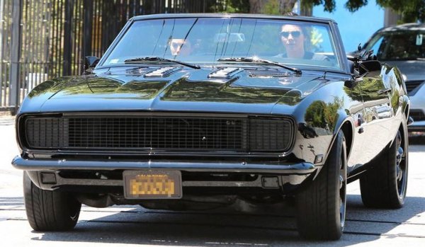 Кендъл Дженър - модел и една от най-младите знаменитости в клана Кардашиян-Дженър, също обича класическите muscle car, въпреки че често може да бъде забелязана зад волана на модел на любимата и марка Lamborghini. Рестомодовете обаче понякога взимат приемущество и Кендъл разполага с няколко от тях в гаража си.

Сред най-впечатляващите машини на Дженер попада и Ford Mustang от 1965 година. Но пък най-добре изглеждащата класика е именно това Chevy Camaro от 1969 година, което Кендъл често кара, а в интервюта посочва като една от любимите й коли.
