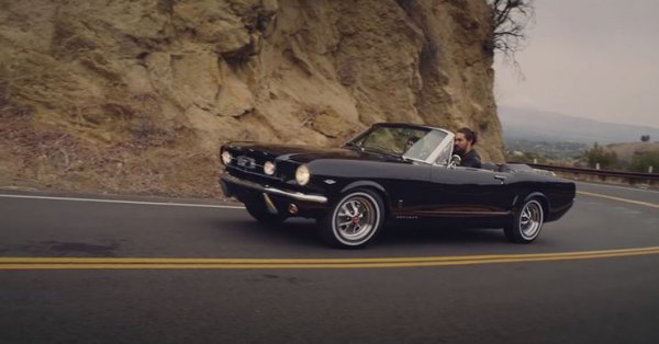 Аквамен може да е самотник във филмите на Marvel, но в реалния живот актьорът рядко може да бъде забелязан сам. Сега най-често Момоа може да бъде видян със съпругата си Лиза Бонет, която преди това беше омъжена за Лени Кравиц.

Именно за да докаже любовта си към нея, той си купи Ford Mustang от 1965 година, след което го реставрира напълно и го подари на жена си за рождения й ден. И това явно не му пречи, самият той често да го кара.
