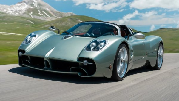 Производителят на супер и хиперколи &ndash; Pagani, все още заема радикална позиция относно електрификацията на гамата си. Шефът на компанията Хорацио Паганио е безкомпромисен, като смята, че неговите коли трябва да се придържат към класическото задвижване. Съответно, предлаганите  моделит Utopia и Utopia Roadster използват 6,0-литров V12 двигател на Mercedes-AMG без никаква хибридна помощ.