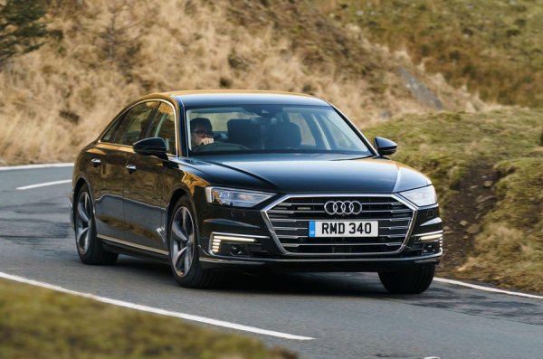 Последното Audi A8 има още по-усъвършенствано шаси, мощност и технологии от най-новия Mercedes S-Class. Качественият му интериор придава усещането, че автомобилът е направен, за да надживее самата човешка цивилизация, въпреки че му липсва елегантността и атмосферната топлина на S-класата. Возенето е плавно, колата лесно се управлява, въпреки че не е толкова шикозен и луксозен, колкото основния му германски съперник.