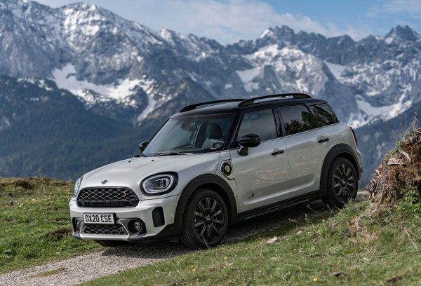 Най-компактният вариант е Mini Countryman, който едва ли може да се нарече кросоувър. Формално това е Mini, но марката отдавна е част от BMW, така че оборудването тук е свързано с баварски модели. Автомобилите от второто поколение на модела (F60, 2017&ndash;2023) стартират от около 20 000 евро, но при по-нови и по-богато оборудвани версии цената скача двойно. По-евтин са базовите варианти с 1,5-литров двигател с 136 к.с. и предно предаване, докато тези с 2,0-литров бензин или дизел и 4х4 са в горната граница, особено ако имат по-малък пробег. 