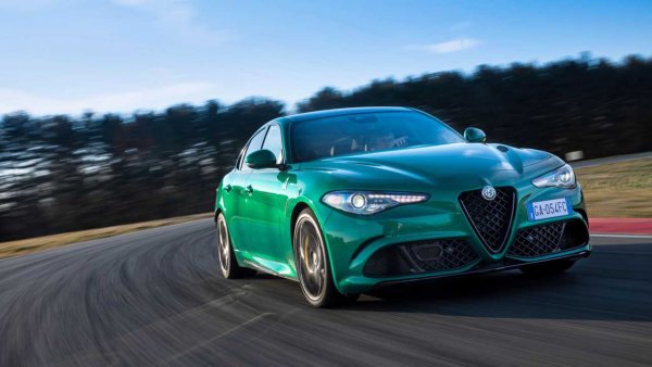 Представен през 2016 година, спортният седан е сред моделите от онова време, които могат да разчитат на активна аеродинамична система. В допълнение към задния спойлер, постигащата 510 к.с. Giulia Quadrifoglio е оборудвана и с активен аеросплитер. Той е карбонов сплитер, монтиран под предната броня, който, благодарение на два актуатора, се отваря при скорост от над 100 км/ч. Това спомага за увеличаване на притискателната сила и стабилността при завиване с по-висока скорост.