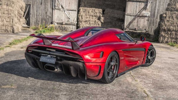 Няколко са елементите на активната аеродинамика в представения през 2016 година болид. Хиперколата с 1521 конски сили има система за автоматична вариация на клирънса и подвижен заден спойлер, който може да се превърне във въздушна спирачка при необходимост. При скорост от 250 км/ч общото аеродинамично натоварване върху колата, заедно с пасивните елементи е 450 кг.