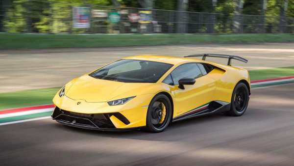 Performante е оборудван с активната система ALA (Aerodinamica Lamborghini Attiva), която позволява вариране в геометрията на елементите за да увеличи притискателната сила или да намали драга. Отпред е налице сплитер, който има клапи, управлявани от електро-хидравлични актуатори, които ги настройват за по-малко от половин секунда. Задното крило има 4 клапи като двете централни са винаги отворени, а външните могат да се отварят или затварят за да насочат въздушния поток.