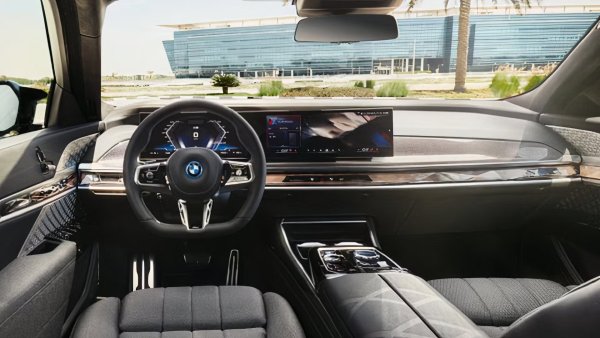 Луксозните автомобили от висок клас имат специфичен звуков отпечатък благодарение на кожените си седалки и плюшени килими. Въпреки че модерните луксозни превозни средства все още имат кожени седалки, много от тях се предлагат с тапицерии за вегани или изкуствена кожа, които не излъчват същата миризма. Това е защото сега можете да имате вградени аромати, носещи се в кабината вместо това. 

Подобна „екстра“ може и да се хареса на някого, но като цяло изглежда доста глупаво. Особено след като пътниците обикновено носят свой собствен аромат, независимо дали чрез парфюм или миризма на готвено, донесено отвън.