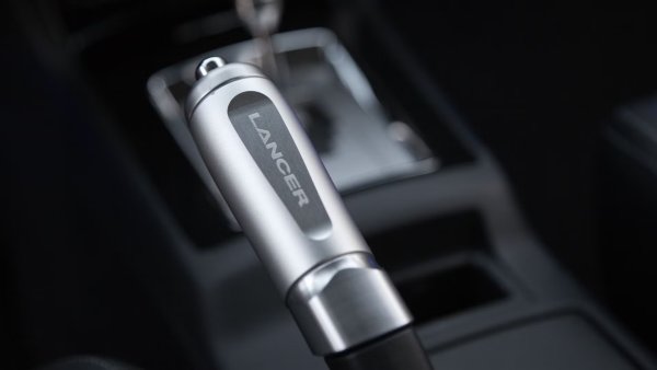 На определена възраст автомобилистите ще имат приятни спомени от забавление на празни паркинги или безлюдни пътища, използвайки своите ръчни спирачки, за да блокират задните колела. Почти всеки модерен автомобил има електронна ръчна спирачка, което прави това невъзможно. 

Тези устройства също така имат умение да не успяват да се ангажират или откажат в правилния момент, което е просто разочароващо. Ясно, че всичко трябва да е супер удобно в съвременната епоха, но електронната ръчна спирачка най-вероятно ще остане в миналото по-рано, отколкото мнозина си мислят.