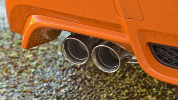 Фалшивите накрайници на ауспуха са една от най-безсмислените характеристики на съвременните автомобили. Човек би си помислил, че ще се използват предимно при малки бюджетни автомобили с ауспуси с размер на грахово зърно, но те се срещат и при мощни автомобили, които нямат какво да крият. 

За да видите докъде е стигнала тази лудост, погледнете сложната фалшива изпускателна система, предлагана от Dodge на новия Charger Daytona EV. Това наистина е едно от най-лудите разработки, която се е появявала на съвременен автомобил.