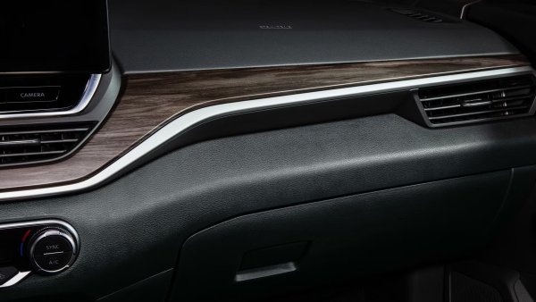 Фалшивите дървени облицовки съществуват от десетилетия и докато някои опити са по-добри от други, дори и най-лошите вложки от изкуствено дърво изглеждат по-добре настоящата мания за пиано черни и стъклени облицовки. Черният пиано лак изглежда страхотно, докато не го докоснете, след което се превръща в силен магнит за пръстови отпечатъци, който изисква вечно почистване. 

Стъклената и кристална облицовка е още по-лоша и това е така, защото опасно ще отразява светлината право в очите ви в най-неподходящите моменти. Така често се налага шофиране с една ръка над скоростния лост или управлението на сензорния екран, за да се избегне заслепяване от собствената вътрешна облицовка.