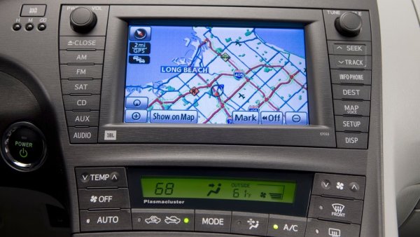 Навигацията в автомобила съществува от 90-те години на миналия век и всъщност може да се използва от началото на 2000-те. В началото повечето производители се опитваха да разработят свои собствени системи, което не винаги се получаваше толкова добре. 

С навлизането на свързаността със смартфони повечето хора заобикалят изцяло тези системи и използват далеч по-добрите приложения, които вече са инсталирани на техните телефони. Някои автомобилни производители осъзнаха това и автомобили като най-новото Ferrari 12 Cilindri, например, дори не се предлагат с вградена навигация.