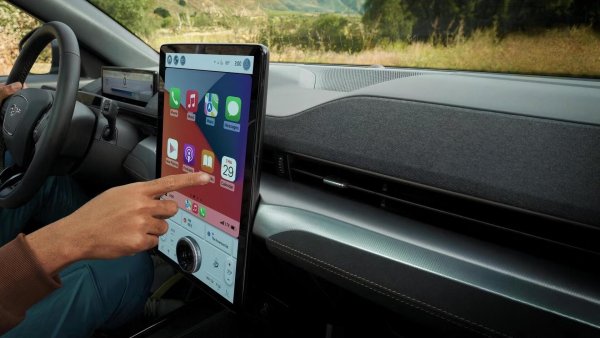 Минималистичният интериор на модерен автомобил може да изглежда страхотно, но когато имате достъп до всяка основна функция чрез сензорен екран, това бързо може да се превърне в проблем. Нещата се промениха през последните години, но все още има много автомобили, при които трябва да имате достъп до две или три подменюта, преди да промените настройките на седалките, HVAC контролите или вътрешното осветление. 

Затова и не е случайно, че много потребители настоявят за връщане на бутоните и превключвателите за тези функции. Може да не изглеждат толкова готини, но с тяхна помощ е по-лесно и по-безопасно да се коригират нещата в движение вместо да се навигира през някой зле проектиран потребителски интерфейс.
