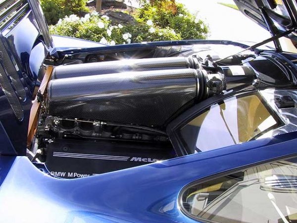 Колата се захранва от 6.1-литров V12 двигател (S70) специално разработен от BMW М.