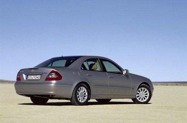 Този Mercedes е пример за "старата школа" на германското инженерство. Да, той не е безупречен в някои детайли, но неговите дизелови двигатели OM646 и OM642 са истински шедьоври на издръжливостта.

В Германия такситата с пробег над 600 000 км все още работят без основен ремонт. Затова и този модел често е избират от тези, които искат комфорт в бизнес класа, но без страх от скъпи ремонти.
