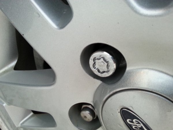 Кражбата на колела и джанти е все по-често срещано явление през последните години. Единственото правилно решение за избягване на това е използването на защита с поставянето на специален &bdquo;секретен&ldquo; болт на всяко колело. Той ще попречи да крадците да го развият и съответно ще ги откаже от опита да отмъкнат гумите на автомобила.