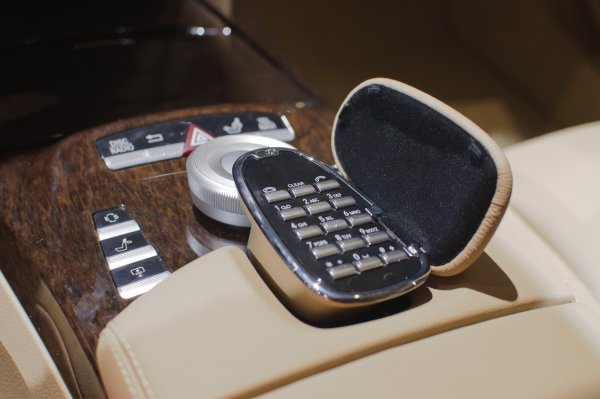 Доста ефективен начин, макар че той не е насочен към защита от кражба, а към намиране на автомобила. Можете да скриете обикновен мобилен телефон с бутони под седалката, като той е с SIM-карта на името на собственика. Ако колата бъде открадната, можете да подадете сигнал в полицията, а мобилният оператор ще предостави местоположението на телефона. Основното нещо е да не забравите да зареждате този телефон. 