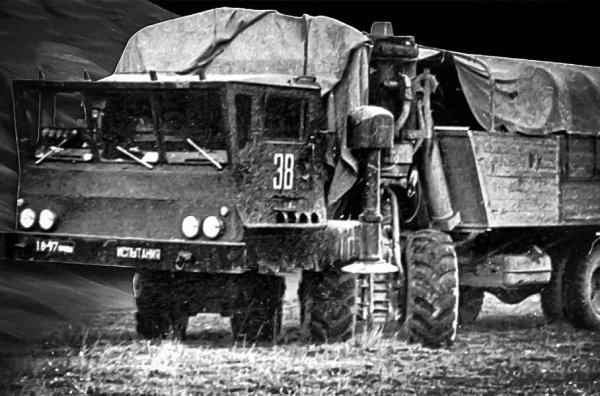 Според плана гигант с товароподемност 100 тона с две кабини и осем четириколесни стойки трябвало да оре степта. По този начин общият брой задвижващи агрегати за модела в пълен размер достигали 32, а теоретичната колея била 11,2 метра. И цялата грамада трябвало по някакъв начин да маневрира.

В корпуса бил вграден 8-цилндров двигател ЗИЛ-375, който нямал физическа връзка с колелата, а захранвал 120-киловатов генератор на електричество. Втори V8 трябвало да задвижва задните колела по неравен терен и в аварийна ситуация. Самите колела били доста необичайно разположени:  4x4 + 2x2.

Макар прототипът да се представил добре на тестове, нещата не стигнали по-далеч от тях &ndash; Корольов починал, а наследилият го като главен космически конструктор Василий Мишин твърдо се противопоставил на подобен метод за транспорт.