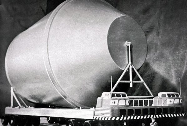 Още една скучна комбинация от букви и цифри, зад която стои изумителен проект. Ако в СССР е имало концепция за автомобил, който във величието си да бъде наравно с нереализирания архитектурен проект на Двореца на Съветите от епохата на Сталин, то това е точно хибридният ЗИЛ-135Ш.

Феноменалното творение се ражда по предложение на дизайнера и учен Сергей Корольов, легендата на съветската ракетно-космическа индустрия.

Факт е, че процесът на транспортиране на свръхтежка ракета-носител клас H-1 обещавал трудности: доставката до Байконур с железопътен транспорт, както обикновено се правело, не позволявала обектът да се транспортира на големи части, а &bdquo;смачкването&ldquo; на конструкцията му не удовлетворявало инженерите на OKB-1...

Решението било алтернативен маршрут: устройството да бъде транспортирано от монтажния завод в Самара по поречието на Волга до град Гуриев (сега Атирау) и оттам до мястото за изстрелване с автомобил с фантастични размери, който по принцип не съществувал.