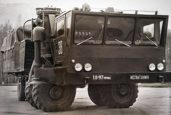 Спецификата на заданието поражда истински Франкенщайн,със силует наподобяващ автомобил, но с редица заемки от света на авиацията. Истинският размер на транспортьора определено може да отведе зрителя направо в романа на Филип Рийв &bdquo;Хрониките на хищните градове&ldquo; и следователно не е позволил той да бъде изграден в пълен размер.

През 1967 г. върху прототипа ЗИЛ-135МШ са разработени дизайнерски решения, които въпреки това отразяват величието на идеята.
Най-обичайният компонент била кабината, която била закрепена за шасито с огромни стоманени &bdquo;лапи&rdquo;, под които се намирали опорно-завиващи стойки за колела от самолета Ил-18 с хидропневматично окачване, което можело да променя пътния просвет. В главината на всяко колело имало 15-киловатов електромотор. Въртенето на стойките до 90 градуса с помощта на електрически двигатели осигурявало изключителна маневреност и буквално позволявало завъртане на място. Не е излишно умение, като се има предвид мащаба на окончателната версия, която така и не видяла бял свят.