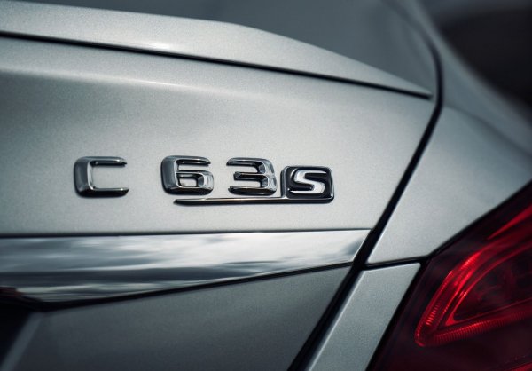 Спортното подразделение на Mercedes предлага страхотни седани и бързи SUV-модели, като това са едни от най-впечатляващите автомобили, познати на човечеството. Но не може да се отрече, че имената им са пълни глупости.

Например, AMG A35 няма 3,5-литров двигател. Същото се отнася и за A45, а обозначението „63“ никога не е означавало нещо в съвременната епоха, когато е поставен на кола на AMG. Дори старите атмосферни V8 двигатели имат обем от 6208 кубически сантиметра, което прави 6,2 литра.