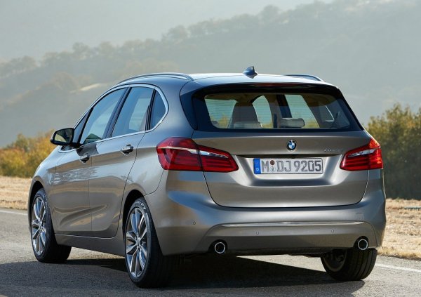 Преди няколко години BMW направи нещо логично. Той реши, че купе-версиите на неговите автомобили ще получат четни номера (2-Series, 4-Series, 6-Series, X4, X6 и т.н.). След това обаче компанията направи и нещо не толкова логично, като реши, е трябва да направи конкуренти на Ford C-Max и Opel Zafira. Така се появиха MPV-моделите Active Tourer и Gran Tourer.

Тези два автомобила с предно задвижване имат много повече с Mini Countryman, отколкото с BMW M2, но въпреки това попаднаха в гамата на 2-Series. Меко казано - много странно решение.