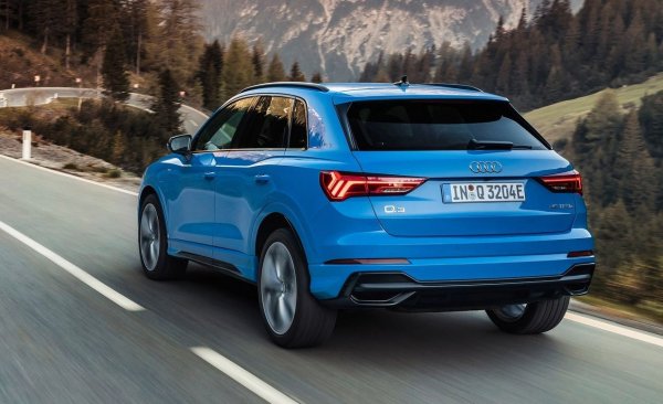 Доскоро Audi предлагаше напълно логичен списък от имена в гамата си - A1, A3, A4, A6 и така нататък, следвани от по-бързите S1, S3, S6 и т.н.и съответно още по-мощните и бързи RS3, RS4, RS5 ... и така до R8, който е кръстен на шампиона от "24 часа на Льо Ман". Всичко е спретнато и подредено по немски.

Audi обаче се постара да го развали. Наличието на обозначения като &bdquo;1.4 TFSI, 2.0 TDI или 3.0 TDI&ldquo; на багажника не е особено полезно, защото от него няма как да разберете колко мощност има това Audi, което току-що ви е задминало на пътя. След това се появиха нови числа, обозначаващи мощността и те изглеждат така.

&bull; 25 - 80 kW (до 109 к.с.)
&bull; 30 - 81-96 kW (109-130 к.с.)
&bull; 35 - 110-120 kW (150-163 к.с)
&bull; 40 - 125-150 kW (170-203 к.с)
&bull; 45 - 169-185 kW (230-251 к.с.)
&bull; 50 - 210-230 kW (285-312 к.с.)
&bull; 55 - 245-275 kW (333-375 к.с)

След това дойде ред и на използваното гориво - TFSI, TDI, e-tron и т.н. А в същото време обозначения S, RS и R8 си остават както преди.