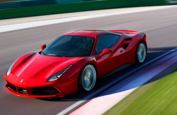 Преди време Ferrari беше в крак с логическите имена в своята гама модели с V8 двигател, който е средно разположен. При 360 Modena моторът е 3,6-литров, а при F430 той е 4,3-литров, което е напълно логично. След това се появи 458 Italia - 4,5 литра, 8 цилиндъра и една от най-добрите суперколи, които някога са създаване.

Нещата обаче изведнъж се промениха - 458 беше заместен от 488 GTB. Ако не знаете - при 488 двигателят е 3,9-литров битурбо V8, което означава, че моделът трябва да се казва 398 GTB, но това изглежда не толкова добре като &bdquo;458&ldquo;.