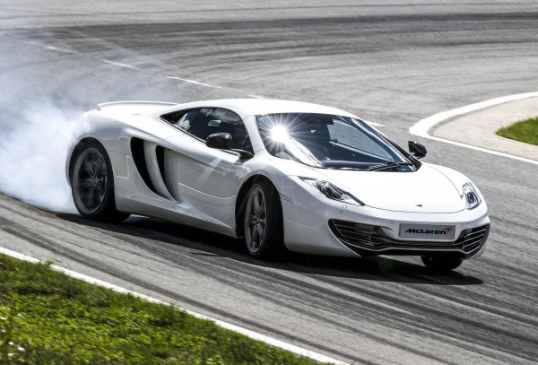 Marlboro Project 4 (индекс на ефективност) тире 12, карбонова каросерия. Твърди се, че така се разшифрова името на суперколата на McLaren Automotive. За щастие, в McLaren бързо научиха урока си и сега предлага една от най-логичните си постройки на обозначенията на гамата си - 570S, 600LT, 720S и т.н.