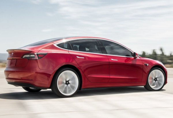 Tesla Model 3 не е третият автомобил на Tesla. Първо, дойде базираният на Lotus Roadster, след това Model S, след това Model X, след това Model 3 (седан) и накрая Model Y. Това означава, че Model 3 е четвъртата кола на Tesla.

И така - защо не Model 4? Е, ако беше така, имената всички автомобили на марката нямаше да се изписват като S3XY&ldquo;, каквато е идеята на Илон Мъск. А защо не &bdquo;Модел E&ldquo;? Защото Ford притежава това име и заплаши Tesla със съдебния действия.