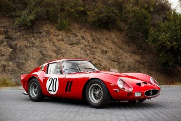 Величието на 250 GTO не се крие само в неговата стойност. Това е последният автомобил с предно разположение на двигателя, който доминира в състезанията за издържливост. Той е част от семейството модели Ferrari, които в наши дни неизменно печелят надпревари за класически коли.
