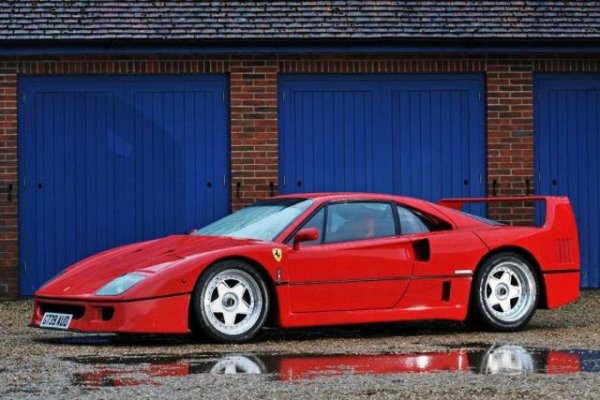 Ferrai има традиция, която спазва &ndash; на всеки 10 години да предлага култова суперкола. Тази традиция започва именно с F40 &ndash; последния автомобил на компанията, одобрен лично от самия Енцо Ферари. Първото F40 е произведено през 1987 и до момента мнозина го определят като &bdquo;най-добрата суперкола, която някой някога е правил&rdquo;. 
