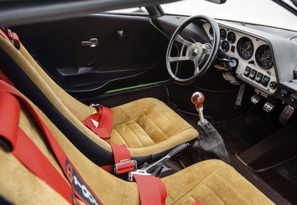 Гражданската версия на Stratos (по-точно Stratos HF) е показана през 1972 г. Тя се задвижва от V6 двигател Ferrari Dino, който без компресор предлага 190 к.с. при обем от 2,4 литра. През 1974, 1975 и 1976 году Stratos е звезда на световните ралита, като нейната доминация е прекратена от Fiat 131 Abarth.
