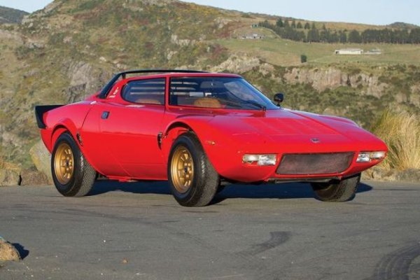 Животът на Lancia Stratos започва като бунтарски проект на величията Марчело Гандини и Сандро Мунари. Те създават автомобил за рали-състезание, който по-късно става и сериен модел. Заслугата за това е на шефа на Lancia &ndash; Убо Гобато, който дава зелена светлина на проекта.
