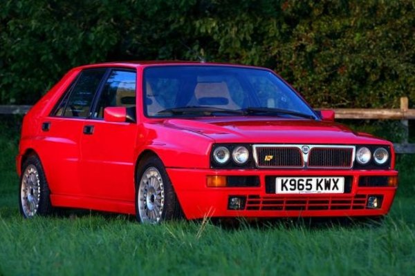 Гръмкото завръщане на Lancia на световната сцена става след създаването на група Б в световния рали-шампионат. Първоначално се появява версията 037 със задно предаване, а след нея и Delta S4, чийто двигател е оборудван с турбокомпресор. Именно Delta S4 става и най-бързият, но и най-опасен автомобил на това време, като тотално доминира в световите ралита.
