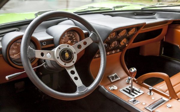 Имено Miura се превръща в първата класическа суперкола, въпреки че някои фенове смятат за такава Mercedes 300SL. Да, в наши дни нейните показатели &ndash; 350 к.с., максимална скорост 276 км/ч и ускорение от 0 до 100 км/ч за 7 секунди, не са най-впечатляващите, но въпреки това няма съмнение, това е един от най-впечатляващите автомобили, правени някога в Италия.
