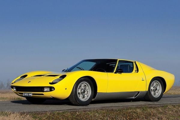 Трудно е да си представим как биха изглеждали съвременните суперколи, ако не беше този автомобил. Той е показан на автосалона в Женева през 1966 г., когато всички говорят за младата компания Lamborghini. Дизайнът е на ателието Bertone, а под капака се крие нещо невиждано до момента &ndash; 12-цилиндров двигател, поставен напречно, при това зад гърба на пътниците.
