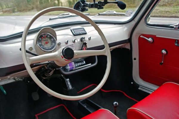 Той се появява през 1957 г., като се радва на огромно търсене, дори по-голямо от това на предшественика си. До 1975 г. от модела са произведени над 3,8 млн. бройки, което е 8 пъти повече от Topolino. Нещо повече - Nuova 500 участва в състезания и се става източник на вдъхновение за направата на други модели. А в наши дни получи шанс за възраждане в лицето на съвременен хечбек в ретро-стил.
