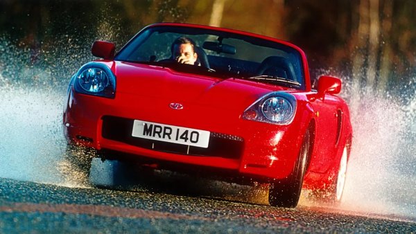Вероятно сте очаквали да прочетете вместо това "Mazda MX-5", питат от Top Gear. Истината е, че изпитаната в боя Mazda е най-очевидният избор, когато става дума за забавна кола на достъпна цена. Но не е единственият избор. 
MR2, и особено третото й поколение от периода 1999-2007, е със задно предаване, средно разположен двигател и, честно казано, надминава осезаемо маздата като шофьорско изживяване. Намират се коли и за 7-8 хиляди лева, така че за максимума от 11,000 можете да потърсите екземпляр в добро състояние и малък пробег. 
