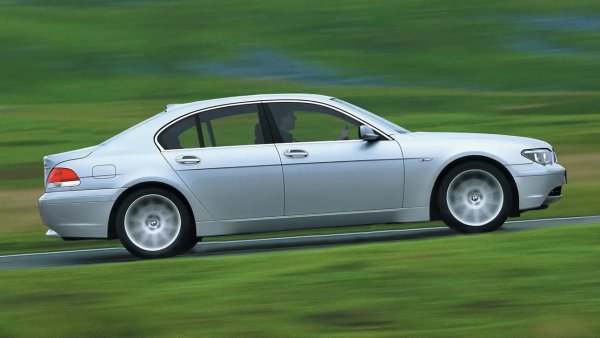 Когато въпросът е "достъпна, но бърза кола", всяка 6-цилиндрова Трета серия на BMW ще свърши работа. Но защо да се задоволявате с нея, щом за същия бюджет можете да намерите "седмица" от ерата Е65 (тоест между 2001 и 2008 година), с истински осемцилиндров двигател под капака. Е, разходите за поддръжката далеч не са от ниските, но пък нищо хубаво не идва даром, нали така?
