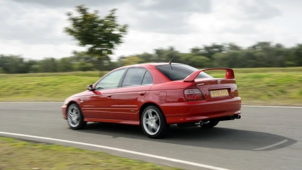 Cayenne е хубав пример, че дори и големите SUV могат да бъдат карани спортно. Но ако наистина искате динамика на пътя, по-разумно е да се насочите към някой нисък седан - като Accord Type-R например. Много от вас вероятно дори бяха забравили, че този модел е получил R-версия през 90-те - Honda го направи еднократно и повече не се върна към идеята. Тъкмо заради това днес спортният Accord се намира дори по-евтино от спортния Civic. 
