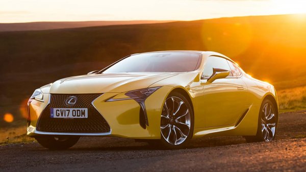 LC500 няма аналог в дизайна, а снимките не мога да предадат излъчването на модела, когато го видите на живо. А на пътя представянето му е повече от достойно срещу огромната част от европейските съперници, да не говорим срещу SUV моделите със спортни амбиции. Разгръщането на въртящия момент означава пълноценно използване на всеки милиметър от хода на педала на газта, а задвижването на задния мост осигурява динамика и ранно предупреждение, че може да се озовете твърде бързо на границата на сцеплението. Що се отнася до спокойното пътуване на дълги разстояния, тук няма пропуски.
