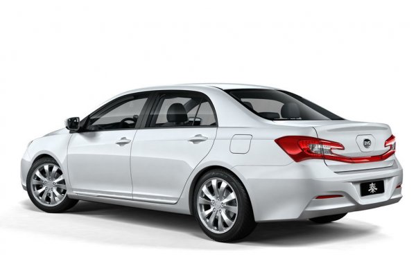 Китайци сложиха робот в автомобил. Андроидът, чието име е "I", е монтиран в новия седан BYD 6B