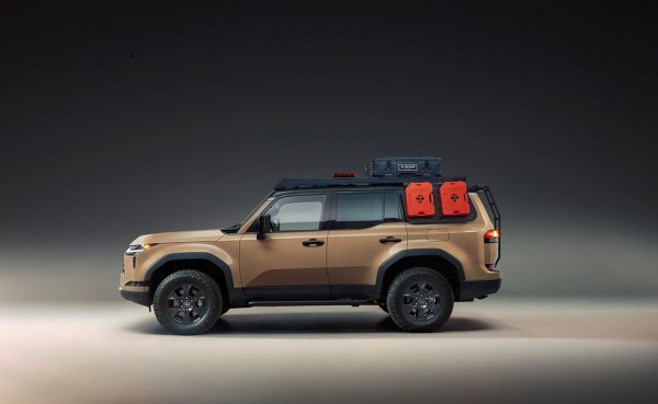 Базирана на изцяло новия GX 550, тази студия показва практически всички възможни аксесоари на марката.

Модификациите започват с комплект предпазни елементи за каросерията на Lexus. Вграденият въздушен компресор е друга интересна опция, докато багажникът на покрива Prinsu добавя сериозно товарно пространство. Студията е оборудвана с набор от кутии за съхранение Pelican, както и някои елементи от rotoPax. Lexus също така гарантират, че това нещо може да се измъкне от трудна ситуация, благодарение на набор от аксесоари ARB Tred Pro, както и лопата DMOS Delta. Добавете специалното двуцветно боядисване и получавате едно много сериозно и внушително 4x4.