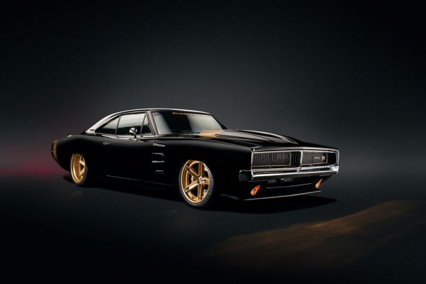 Това е третият Dodge Charger от 1969 г., създаден от екипа на Ringbrothers, и може би е най-добрият досега. Известен като Tusk, златисто-черният мускулест автомобил разполага със специално изработено шаси Roadster Shop, като предните колела вече са изместени напред за по-добро управление. Под уникалния преден капак с две издутини ще откриете двигател Hellephant от Dodge, който произвежда 1000 к.с. Този двигател е съчетан с шестстепенна ръчна скоростна кутия T56 Super Magnum от Bowler. Над 5000 часа труд са вложени в създаването на тази машина и това е очевидно от момента, в който започнете да изучавате промените. Специалните брони, персонализираните облицовки, новите кори на вратите и много други елементи помагат за трансформирането на емблематичната форма. 