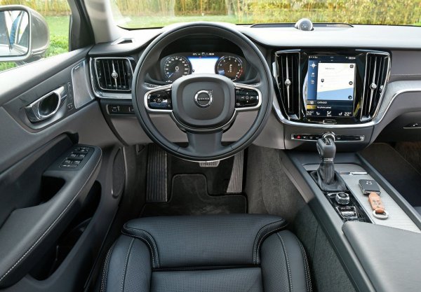 Интериорът на шведското комби се отличава с качествената кожена тапицерия на седалките и панелите на вратите. Луксозните седалки се регулират във всички направления и не само изглеждат добре, но и са много удобни. Черната перфорирана кожа добавя още повече стил в интериора. Моделът разполага и с 9,5-инчов вертикален сензорен екран във вид на таблет.
