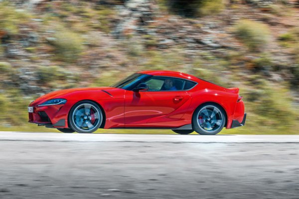 По-голямата част от жизнения си цикъл оригиналната Supra не беше особено вдъхновяващ автомобил &ndash; основно заради тромавите мотори и недодялания дизайн. С други думи, това беше Celica с друго купе. Нещата се промениха в началото на 90-те с появата на турбо моторите и внушителните крила на багажника. После пък дойде &bdquo;Бързи и яростни&rdquo; и култът стана факт. Supra изчезна през 2002 година след 4 поколения на модела, покрили 24 години.
