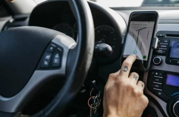 Добре известно е, че използването на смартфони по време на шофиране е незаконно в повечето страни. В Испания обаче има допълнително ограничение – пътниците нямат право да използват навигационната система в движение. Всеки, заловен да го прави, трябва да плати глоба до 500 евро.