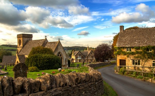 Във Великобритания по време на шофиране ако шофьор е принуден да спре, поради неотложна малка нужда, може да се облекчи по селските пътища. Но при определени условия - разрешено е само до задната гума на собствения му автомобил и задължително дясната ръка да е върху автомобила. В противен случай е забранено. Същото важи и за таксиметровите шофьори по всички останали пътища на Острова.
И още нещо от Великобритания – с малко късмет нарушителите на пътя могат да използват малка вратичка, за да предотвратят глоба. Защото там инспекторите трябва да носят съответна униформа, когато издават фиш. Например, ако не носят шапка, глобата е невалидна.