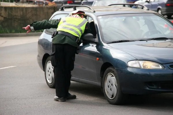 Използването на камери за скорост или измервателни пистолети в Австрия не е задължително по закон. Така полицията може да наложи глоба, ако изглежда, че колата се движи с превишена скорост поне 100 м. Тоест - на око. Това позволява на властите да регистрират нарушения на скоростта до 30 км/ч.